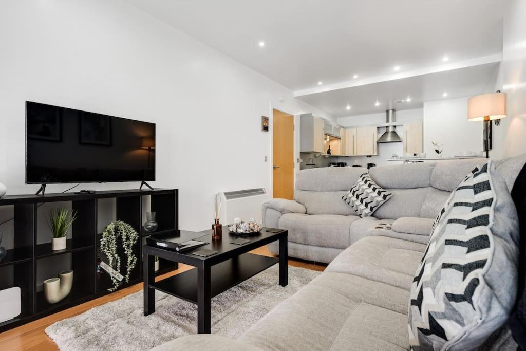Spacious 2 Bedroom - Centre Apartment